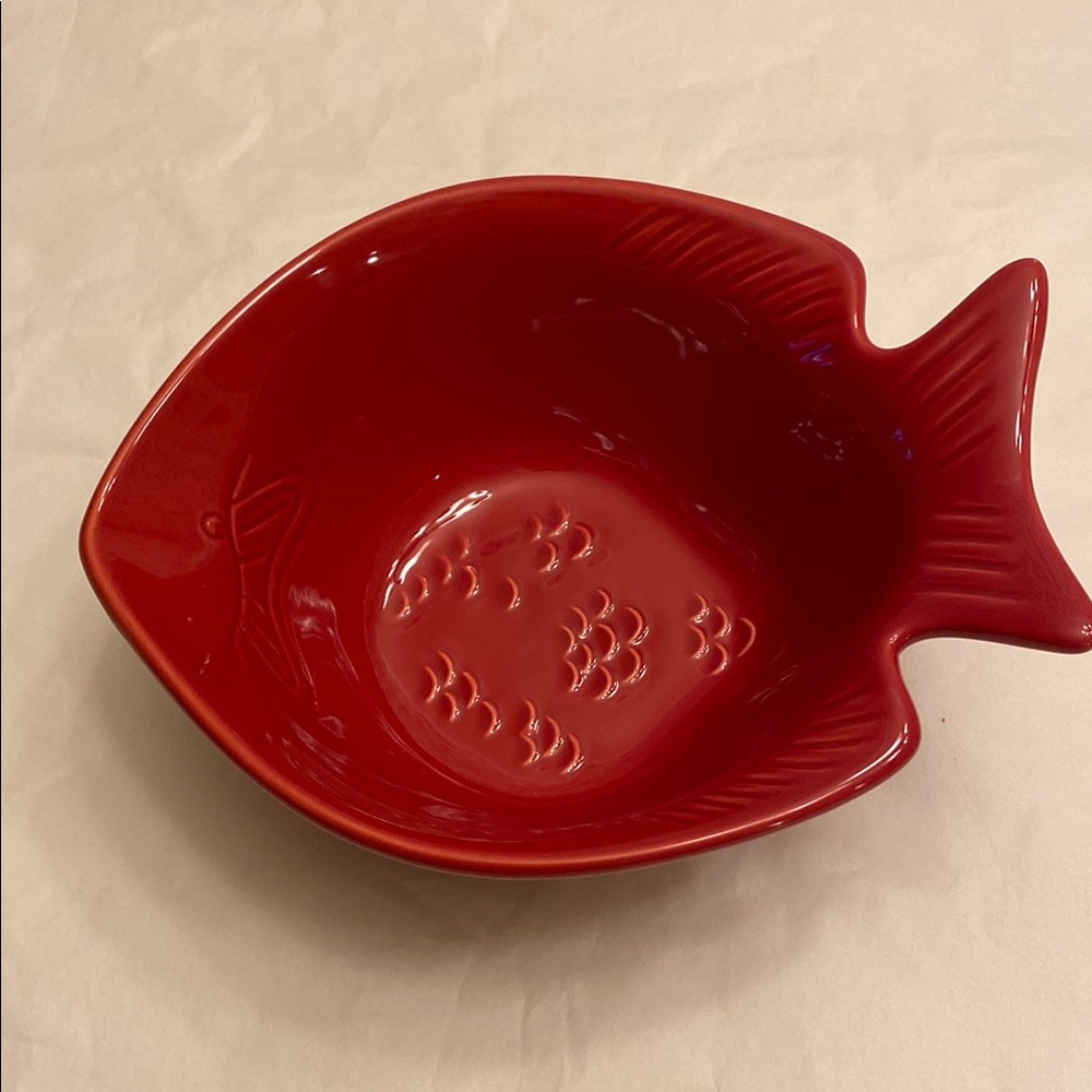 Chantal Red Fish-Shaped Baking Dish. 2 Cup. 
Great condition, no damage.